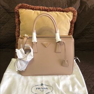 Price⬇️⚡️SALE⚡️NWT Authentic Prada Galleria med